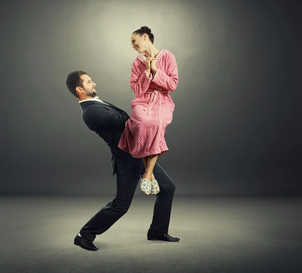 Man holding smiley woman on the hands — Stock Photo, Image