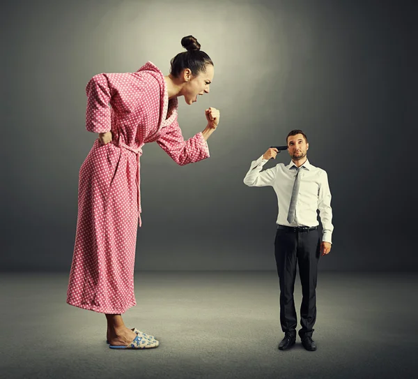 Hustrun skriker på liten rädd man — Stockfoto