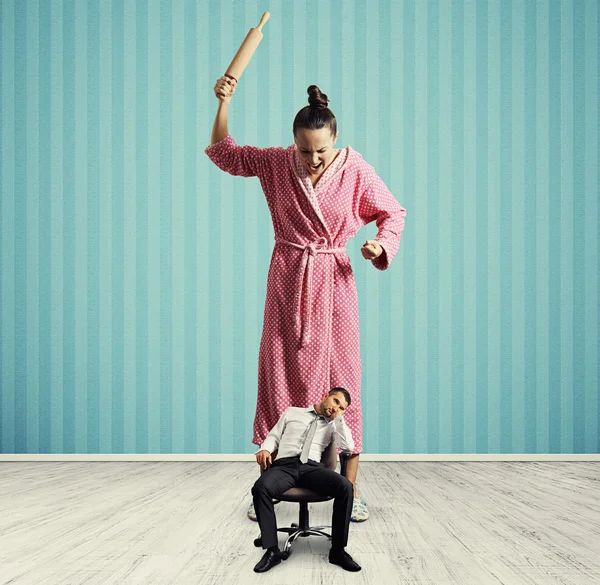 Ontevreden vrouw met deegroller — Stockfoto