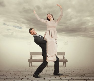 yakışıklı genç adam kadını holding