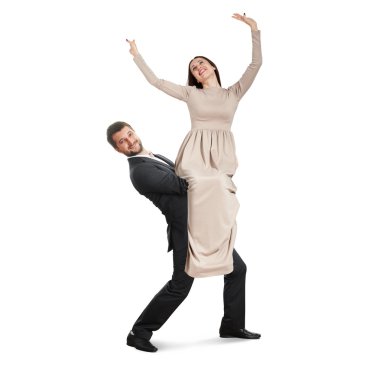 gülen adam holding genç mutlu kadın