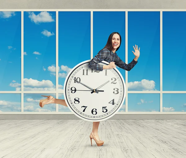 Glückliche Frau mit großer Uhr — Stockfoto