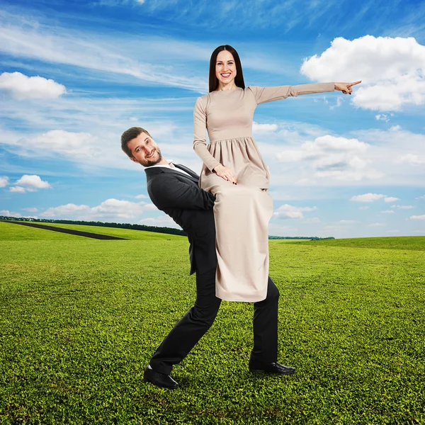 Usměvavý muž drží ženu — Stock fotografie