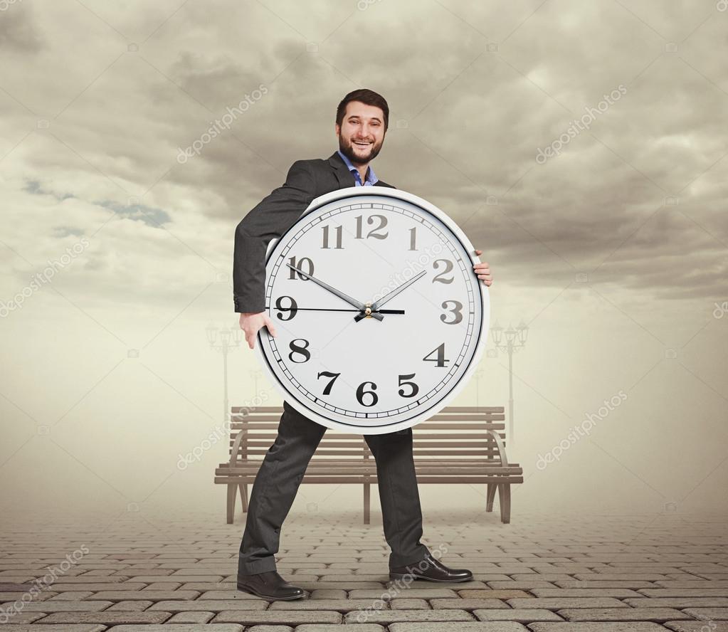 Около часа будет идти. Ускорение времени. Человек часы. Время идет вспять. Человек переводит часы.