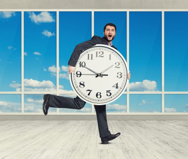 büyük beyaz saat ile hayrete adam