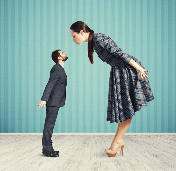 Grande donna baci piccolo uomo — Foto Stock