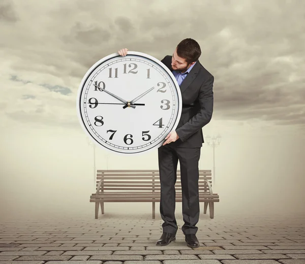 L'uomo che guarda il tempo — Foto Stock