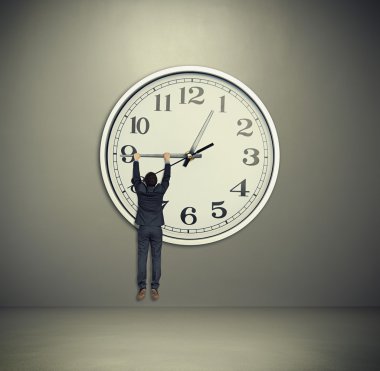 büyük saat el üzerinde asılı adam