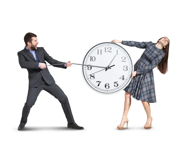 Casal emocional esticando o relógio — Fotografia de Stock