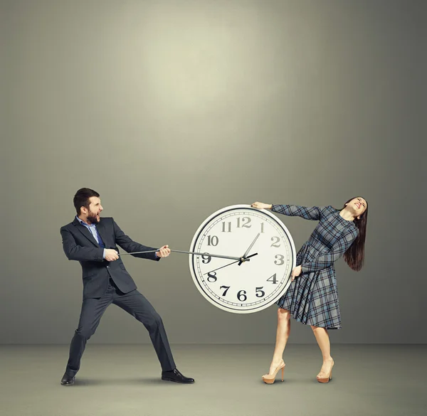 Pareja estirando el reloj y gritando —  Fotos de Stock