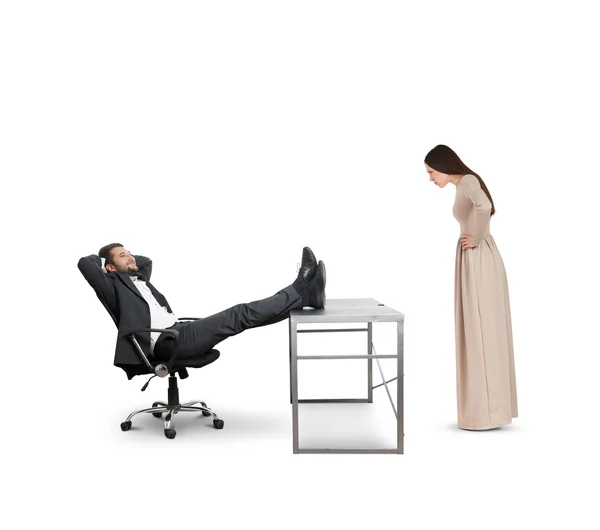 Woman looking at smiley lazy man — Stock Photo, Image