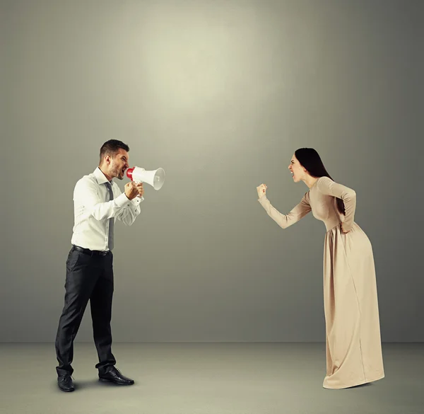 Frau zeigt emotionalem Mann die Faust — Stockfoto