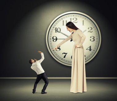 kadın korkak adam işaret