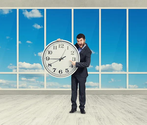 Wütender Geschäftsmann mit großer Uhr — Stockfoto