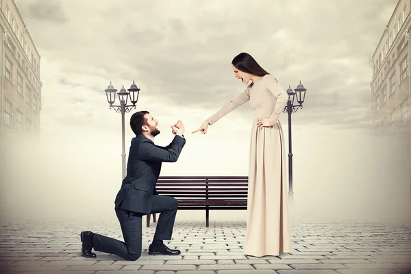 Hombre llorando y mirando a la mujer gritando — Foto de Stock