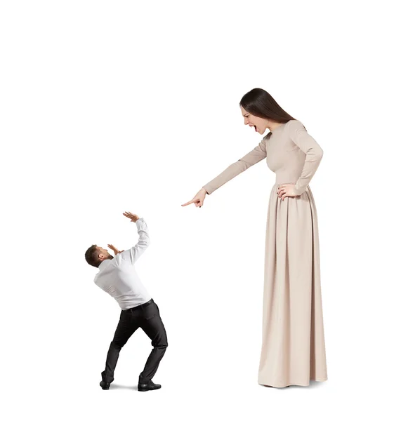 Mujer gritando al hombre asustado — Foto de Stock