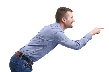 bir şeye işaret tişörtlü adam