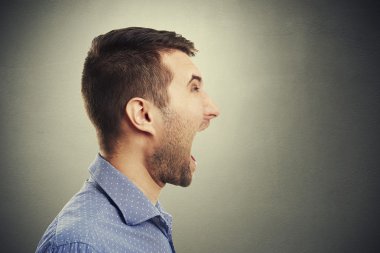koyu arka plan üzerinde çığlık atan adam