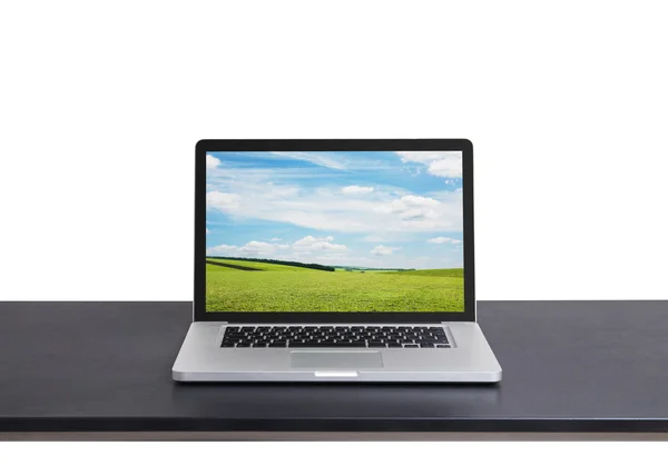 Computer portatile sul tavolo sopra bianco — Foto Stock