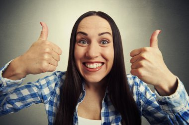 başparmak yukarıya ile mutlu bir kadın