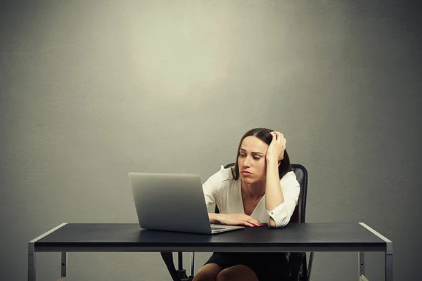 Müde Geschäftsfrau blickt auf Monitor — Stockfoto