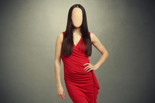 Frau im roten Kleid mit leerem, klaren Gesicht — Stockfoto