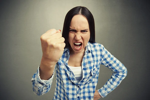 Mulher gritando e acenando o punho — Fotografia de Stock