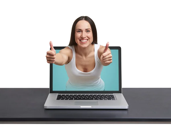 Feliz sonriente mujer salió de la computadora portátil — Foto de Stock