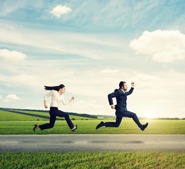 Hombre y mujer en desgaste formal corriendo —  Fotos de Stock