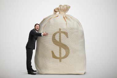 mutlu adam para ile büyük çanta kucaklayan