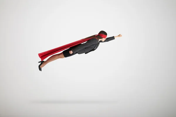 Affärskvinna som flyger — Stockfoto