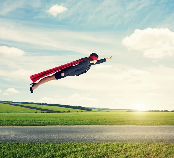 Mujer superhéroe volando al aire libre — Foto de Stock