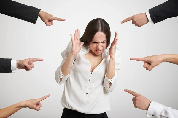 Fingers pointing at stressed businesswoman — Stock Photo, Image