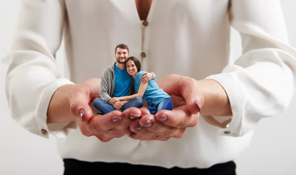 Dames handen met kleine gelukkige paar — Stockfoto