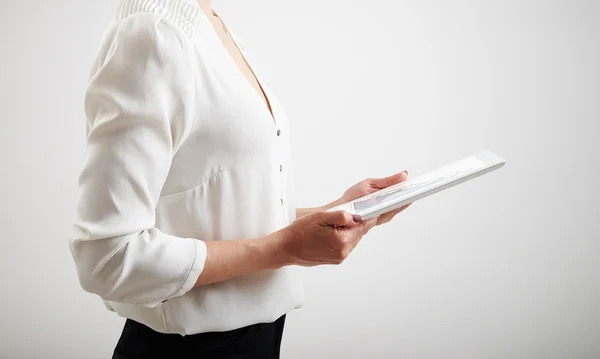 Geschäftsfrau hält Tablet-PC in der Hand — Stockfoto