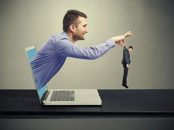 Hombre salió de la computadora —  Fotos de Stock