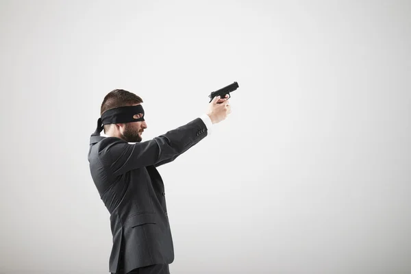 Mann in offizieller Kleidung mit Waffe — Stockfoto