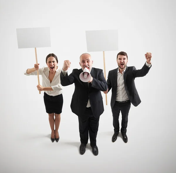 Menschen mit leeren weißen Plakaten — Stockfoto