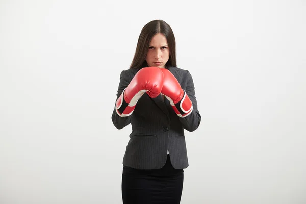 Frau steht in Boxerpose — Stockfoto