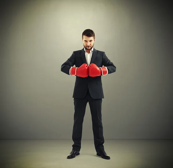 Geschäftsmann in roten Boxhandschuhen — Stockfoto