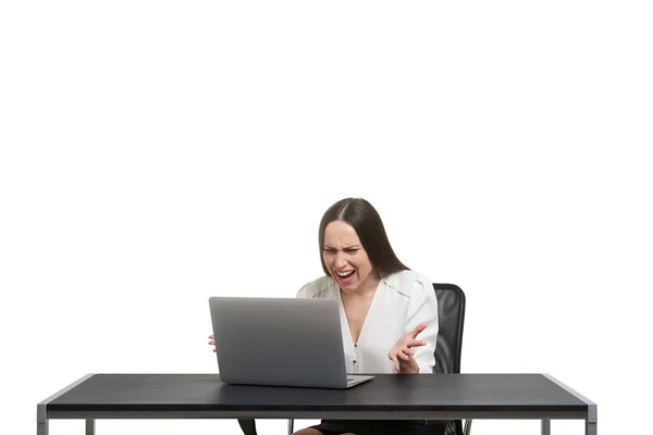 Frau schaut auf Laptop — Stockfoto