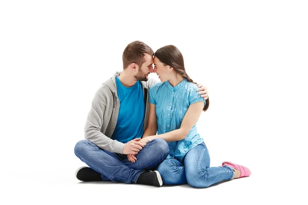 Jovem casal sentado no chão — Fotografia de Stock