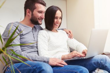 koltukta oturan yetişkin çift