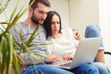 Çift Holding Laptop