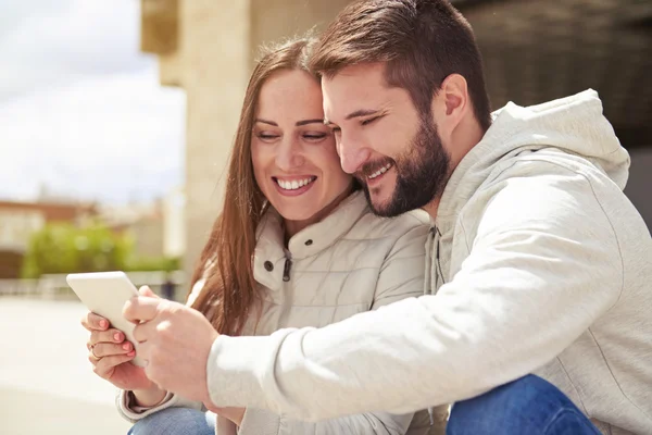 Pareja enamorada mirando tableta pc — Foto de Stock