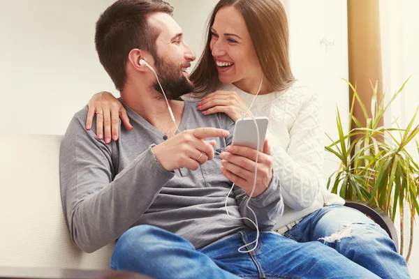 Casal ouvindo música — Fotografia de Stock