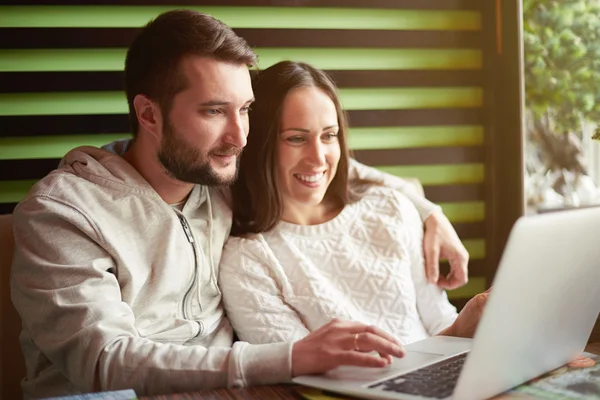 Ehepaar benutzt Laptop in Restaurant — Stockfoto