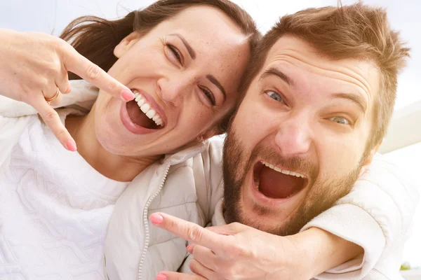 Feliz casal gritando — Fotografia de Stock