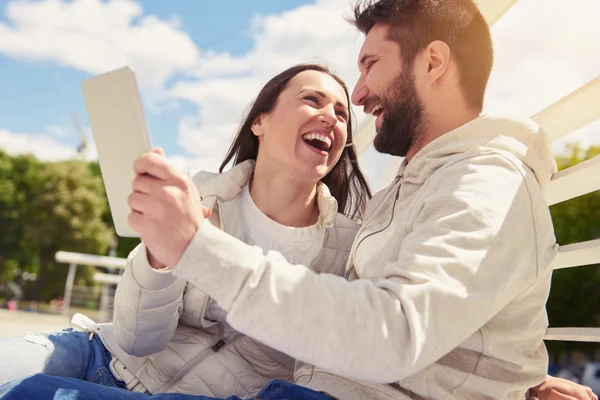 Casal rindo com tablet pc — Fotografia de Stock