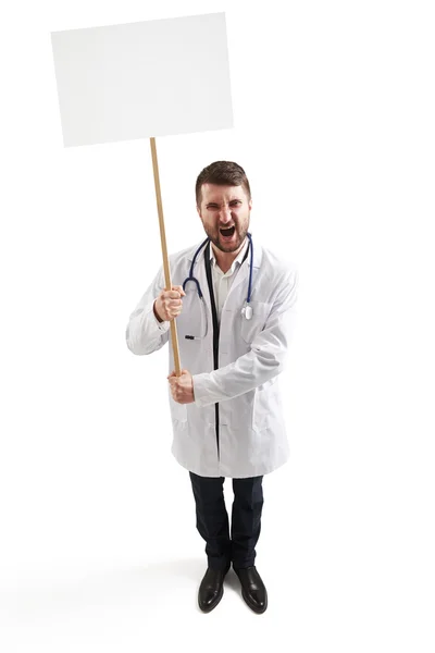 Doctor gritando con carteles blancos vacíos — Foto de Stock